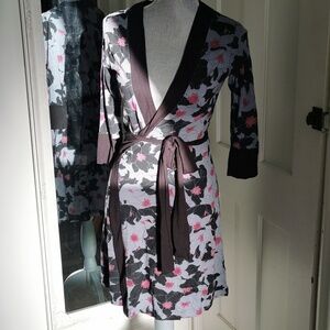 Kenzie floral wrap dress. Size Medium. EUC